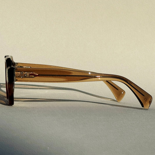 EP01.03 – Un regard à travers la fumée, pas un mot.